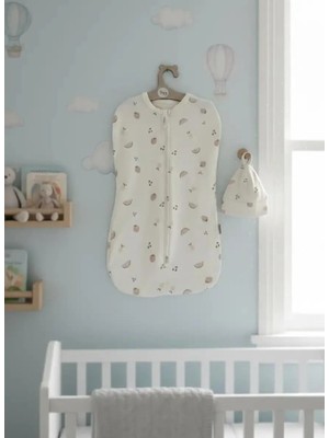 İloya Naturel Meyve Desenli %100 Pamuk Yenidoğan Şapkalı Kundak Seti (0–3 Ay)