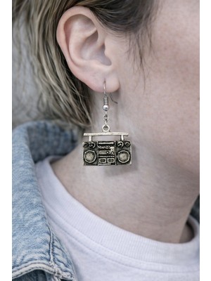 Herşey Nota Retro Müzik Çalar Figürlü Gümüş Renk Sallantılı Küpe – Sokak Stili & Unisex Tasarım