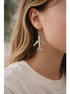 Herşey Nota Uçak Figürlü Gümüş Renk Sallantılı Küpe – Seyahat Temalı Modern Tasarım