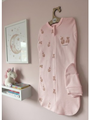 İloya Naturel Fiyonklu Ayıcık Desenli %100 Pamuk Yenidoğan Kundak Seti (0–3 Ay)