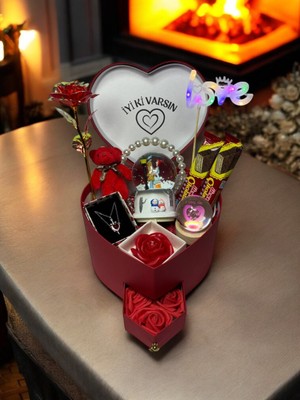 14 Şubat Sevgililer Gününe Özel Hediye Kırmızı Hediye Kutusu - Kar Küresi - Kolye - Incili Taç
