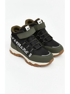 LC Waikiki Bağcık ve Cırt Cırtlı Erkek Çocuk Kar Botu  (S6)