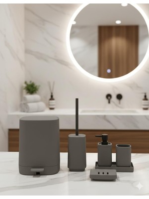 Skygo 5 Parça Lüks Akrilik Banyo Seti | Mat & Bej | Kırılmaya Dayanıklı, Soft Dokulu Mat Yüzey | Diş Fırçalık, Sıvı Sabunluk, Tuvalet Fırçası, Katı Sabunluk, Pedallı Çöp Kovası (Gri)