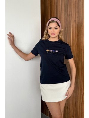 Giysa Kadın Bisiklet Yaka Papatya Nakışlı %100 Pamuklu T-Shirt Lacivert - 26Y 26514