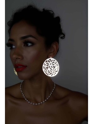 Beyaz Reflektörlü Çiçek Küpe, Şık Tasarım Lazer Kesim Küpe - APBJ023