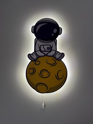 Normadia Ahşap Ayda Oturan Astronot Temalı Çocuk Odası Gece Lambası 21X37 cm