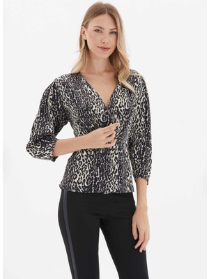 Selen Kruvaze Yaka Leopar Desenli Siyah Kadın Bluz 25KSL8243