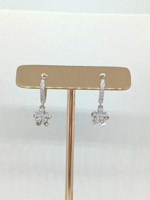 Lunel Silver Çiçek Figürlü 925 Ayar Gümüş Taşlı Küpe – Şık ve Zarif Tasarım