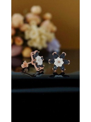 Lunel Silver 925 Ayar Gümüş Lotus Model Taşlı Çiçek Küpe – Zarif ve Anlamlı Tasarım