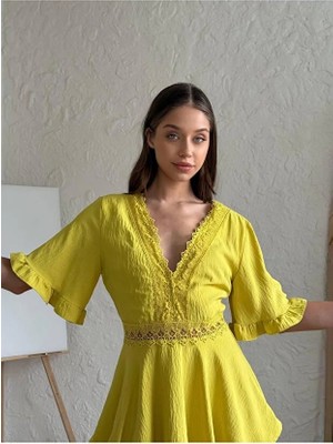 Fashion Cocktail Dantel V Yaka Güpürlü Fırfır Kol Belden Oturan Yazlık Bohem Şort Tulum