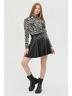 Zuzudan Kadın Mini Kloş Siyah Renkli Suni Deri Etek