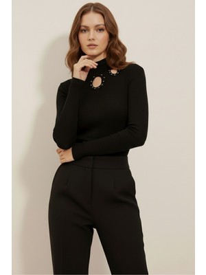 Zuzudan Kadın Siyah Pamuklu Kaşkorse Yarım Balıkçı Yaka Pencere Detaylı Taş Işlemeli Cut Out Bluz