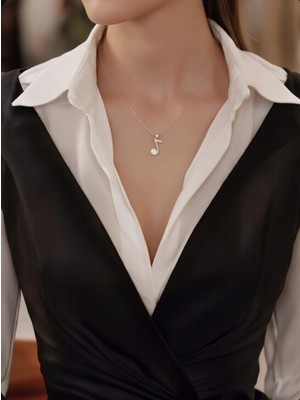 Nota Figürlü Zirkon Taşlı Çelik Kolye Silver