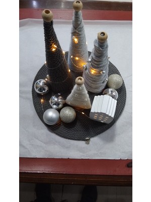 Es Dekor Masaüstü Noel Yılbaşı Süs 28 Cm. Çapında Newyear Çam Ağaçlı Işıklı 1 Adet