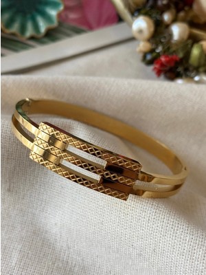 Normadia Şık Gold Desenli Çelik Kaburga Kelepçe, Zarif Takı Tasarımı