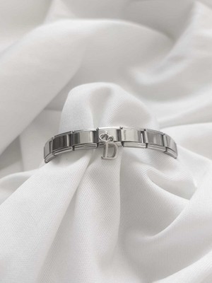 Normadia Şık Çelik Sallantılı D Harfli Charm Bileklik, Tarzınıza Zarif Dokunuş