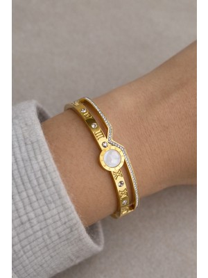 Normadia Parlak Çelik Roma Rakamlı Sıra Taşlı Kelepçe, Şıklık ve Zarafet Sunar