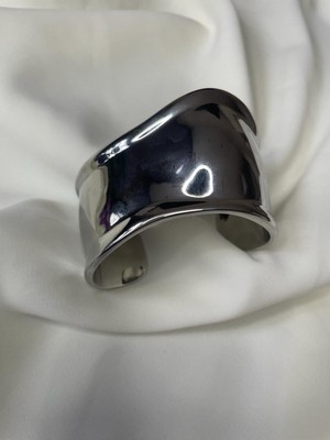 Normadia Şık ve Dayanıklı Kalın Çelik Kelepçe Bileklik, Modern Tarzınıza Uyum Sağlar