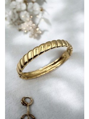 Normadia Şık ve Dayanıklı Çelik Kelepçe Bileklik, Stilinizi Tamamlar