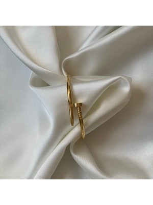 Normadia Altın Renk Çivi Tasarımlı Kelepçe Bileklik, Şık ve Modern Takı