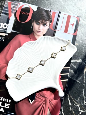 Normadia Şık ve Dayanıklı Yonca Çelik Bileklik, Tarzınıza Zarafet Katıyor