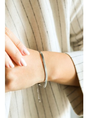 Normadia Şık Gümüş Renk Çelik Bileklik, Modern ve Dayanıklı Takı Tasarımı