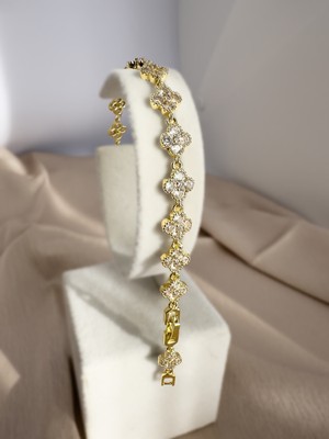 Normadia Ince Taşlı Yonca Figürlü Bileklik, Şık ve Zarif Takı Tasarımı