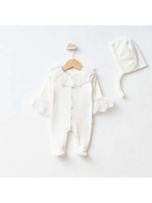 Bebeva Baby Yenidoğan Kız Bebek %100 Pamuklu Fisto Dantel Yaka ve Kol Detaylı Şapkalı Tekli Tulum - Krem