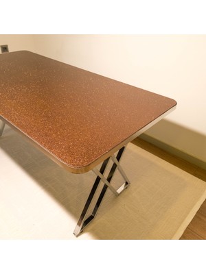 Kahverengi parlaklığıyla adeta bakıra dönüşen simli yanmaz yapışmaz epoksi masa