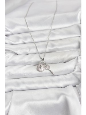 ForWhat Zarif Boyunlar Için Silver Çelik Zincirli Zirkonlu Kilit Anahtar Kadın Kolye