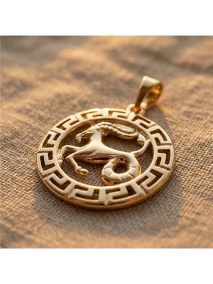 Zeino Oğlak Burcu Antik Desenli Kolye Ucu - 14K Altın Rengi Kaplama, 2,5 cm Çap