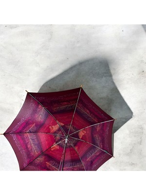 Normadia Şemsiye ile Şıklık ve Koruma Sunan Uzun Kadın Modeli, Şık Tasarım