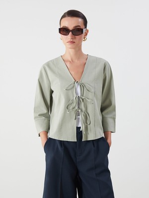 Lc Waikiki Yeni Sezon V Yaka Önü Fiyonklu Bluz