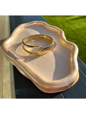 Normadia Altın Kelepçe Bileklik, Şık ve Zarif Takı, Kadınlar Için Göz Alıcı Tasarım