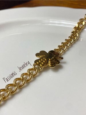 Normadia Parlak Çelik Yonca Kabartmalı Bileklik, Şık ve Dayanıklı Tasarım