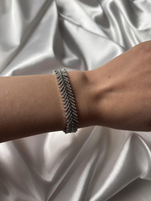 Normadia Zirkon Taşlı Üçgen Bileklik, Şık ve Zarif Takı Tasarımı