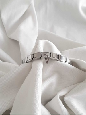 Normadia Şık Çelik Sallantılı V Harfli Charm Bileklik, Zarif ve Modern Takı Tarzı