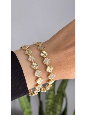 Normadia Şık Yonca Taşlı Bileklik, Zarif ve Parlak Takı Tasarımı