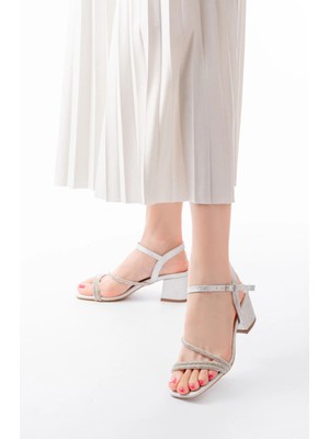 Pazarcan S-900 Gümüş Bantlı Taşlı Kalın Şeffaf Topuklu Kadın Ayakkabı