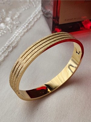 Normadia Şık Çelik Gold Bileklik, Zarif ve Modern Takı Tasarımı