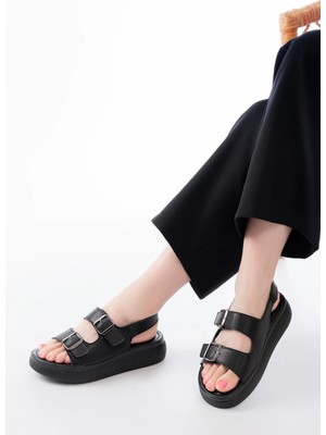 Pazarcan 24413-572 Siyah Günlük Dolgu Topuk Toka Aksesuarlı Kadın Sandalet