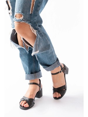 Pazarcan K-11 Siyah Günlük Çapraz Topuklu Kadın Sandalet