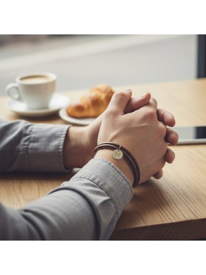 Vaoov Kişiye Özel Harf Yazılı Plakalı Çift Sıra Açık Kahverengi Deri Erkek Bileklik