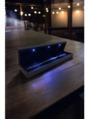 Normadia 925 Ayar Gümüş Üç Taş Rodyum Baget Bileklik Işıklı Kutu