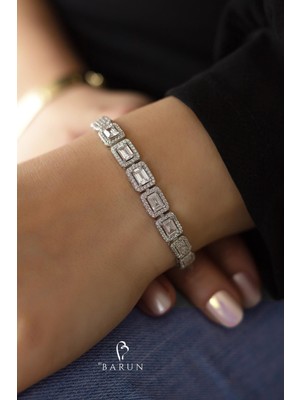 Normadia Kare Su Yolu Zirkon Taşlı Beyaz Gümüş Bileklik, Şıklık ve Zarafet