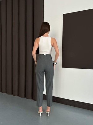 Yüksek Bel Pensli Kadın Kumaş Pantolon – Düz Paça Şık ve Klasik Tasarım