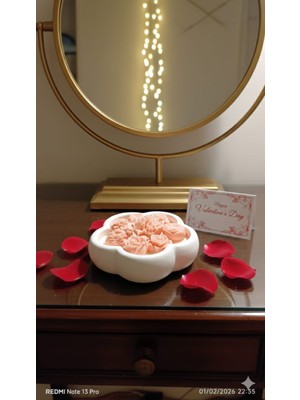 Deniz Kuzey Design Beyaz Çikolatalı Mocha Kokulu Özel Tasarım Çiçek Buketi Mum - Pudra Romantizm (180GR)