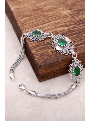 Normadia El Işçiliğiyle Tasarlanmış Zümrüt Taşlı Gümüş Bileklik, Şıklığın Tamamlayıcısı
