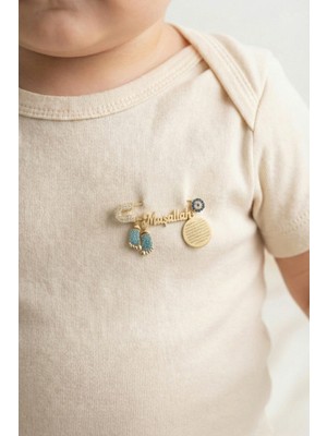 Parmas Design Bebek Yaka Iğnesi Maşallah ve Nazar Ayeti Yazılı 925 Ayar Gümüş Antialerjik Mavi Taşlı