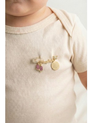 Parmas Design Bebek Yaka Iğnesi Maşallah ve Nazar Ayeti Yazılı 925 Ayar Gümüş Antialerjik Kırmızı Taşlı